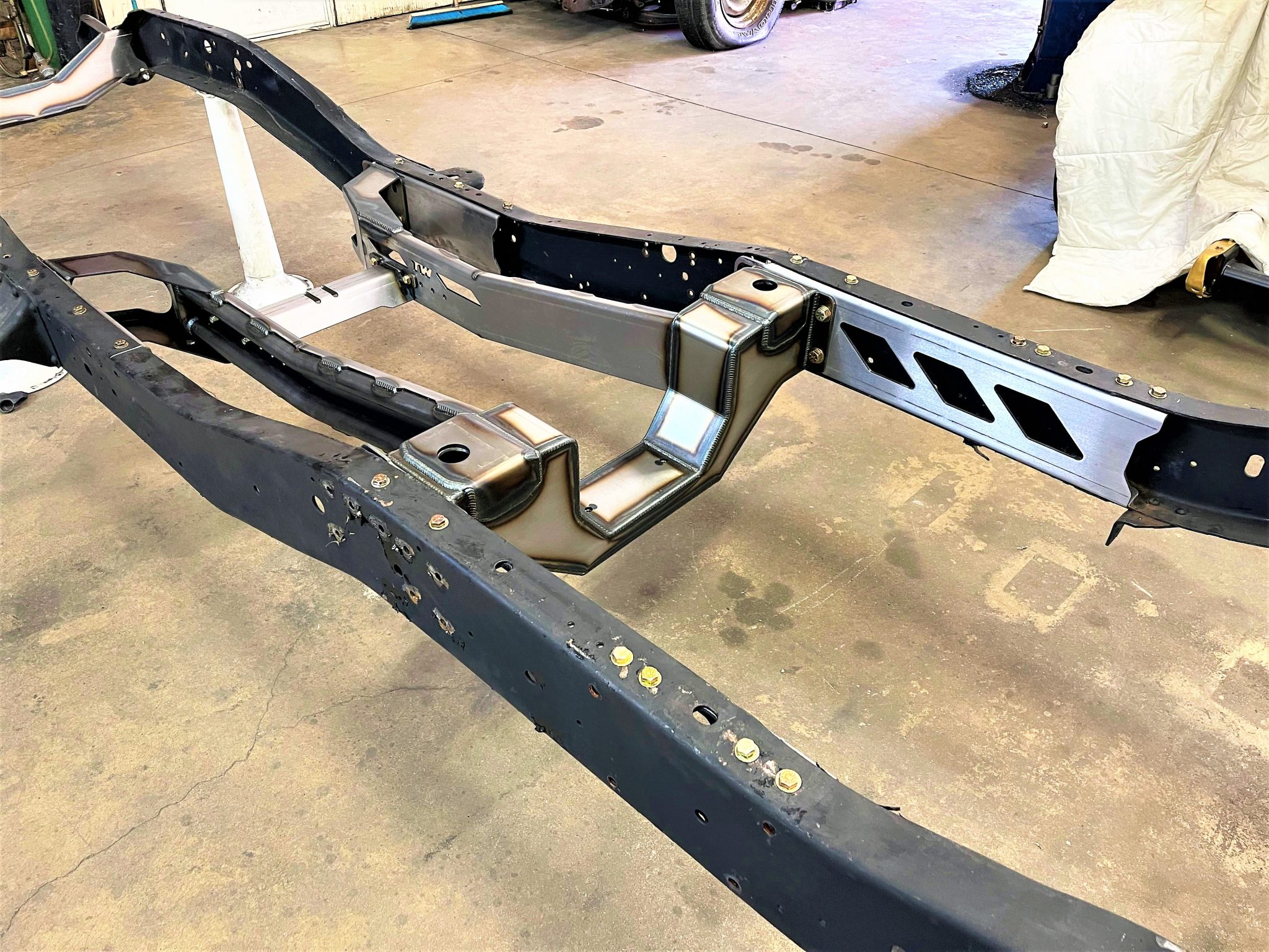 Chassis stiffening installed on a vehicle