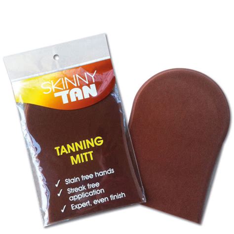 Using a fake tan mitt